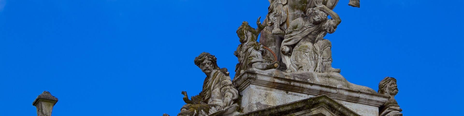 Plaza del Obradoiro das einen Outdoor-Kunst und Statue oder Skulptur