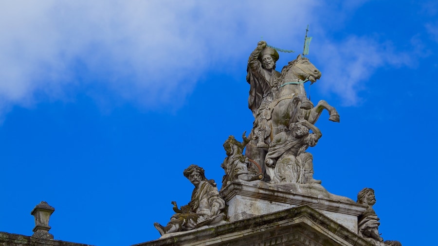 Obradoiro Square featuring a statue or sculpture and outdoor art