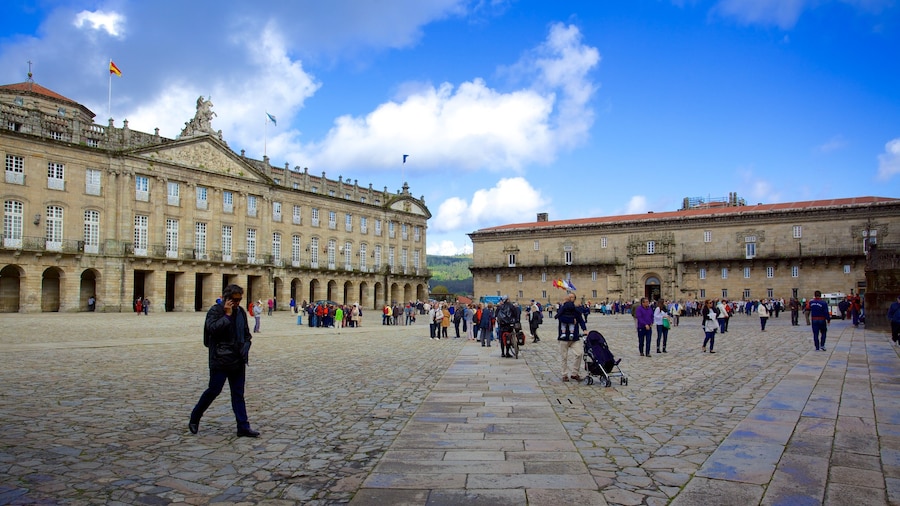 Plaza del Obradoiro que incluye señalización, un parque o plaza y patrimonio de arquitectura