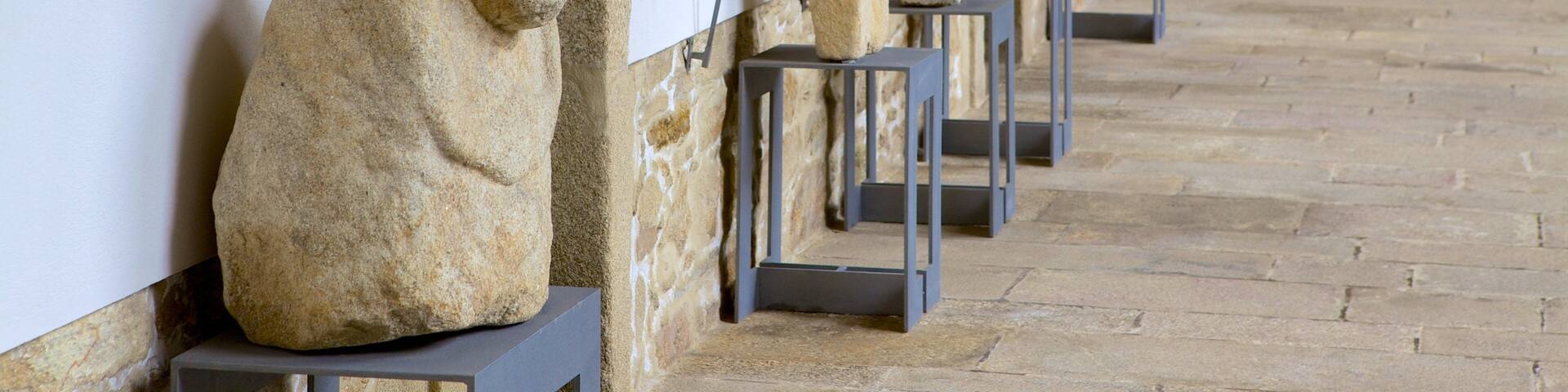 Musée du peuple de Galicie montrant vues intérieures et art