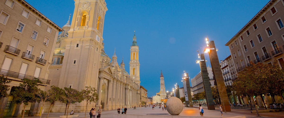 Plaza del Pilar mostrando una ciudad, un parque o plaza y una iglesia o catedral