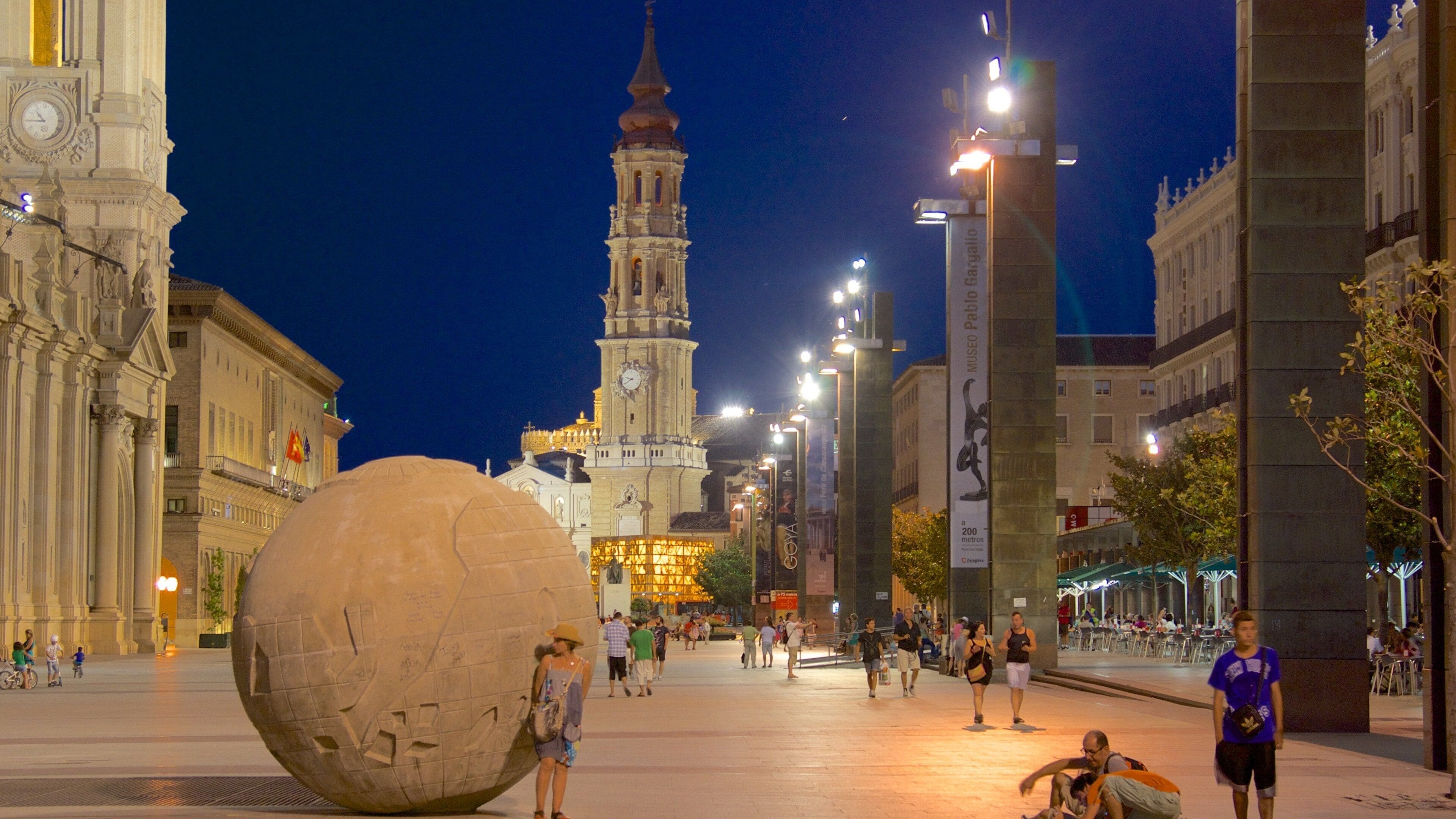 Plaza del Pilar fasiliteter samt historisk arkitektur, by og monument
