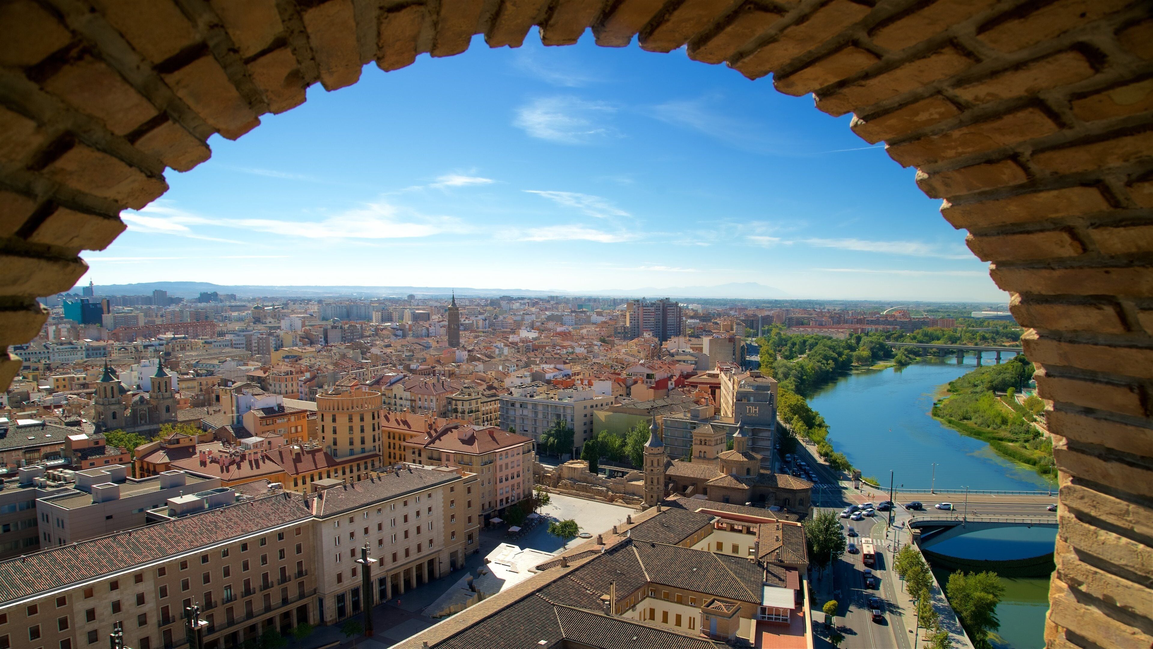 Basilica de Nuestra Senora del Pilar showing a city and a river or creek