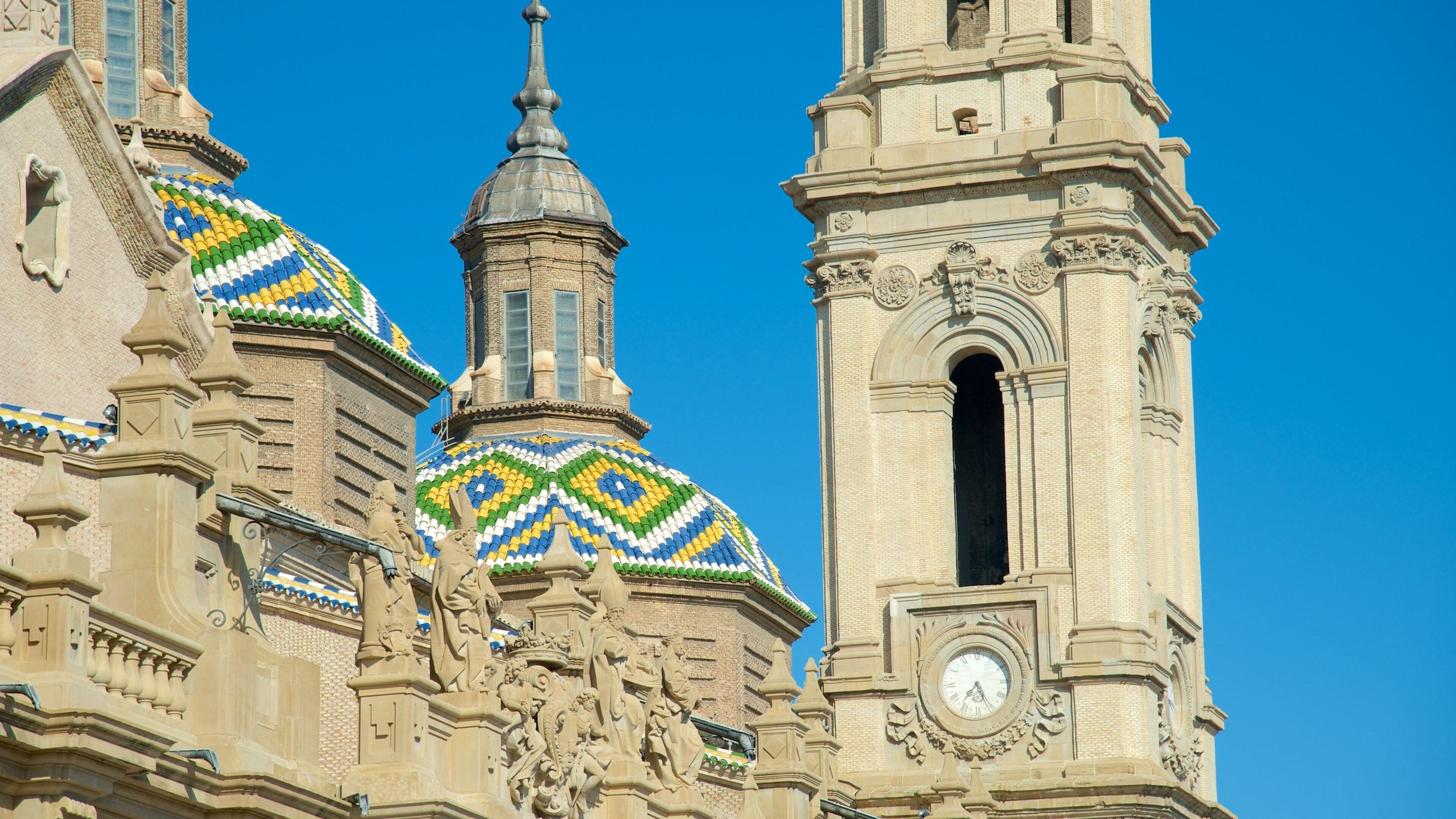 Zaragoza fasiliteter samt kirke eller katedral og religion