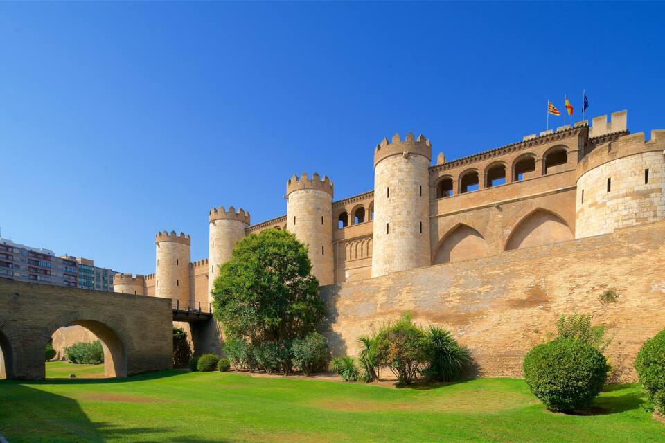 Un château historique doté de nombreuses tours, d’un pont et de jardins bien entretenus.