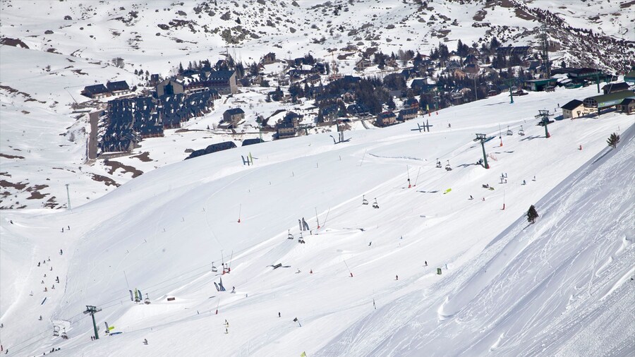 Formigal Ski Resort showing snow skiing, a small town or village and snow