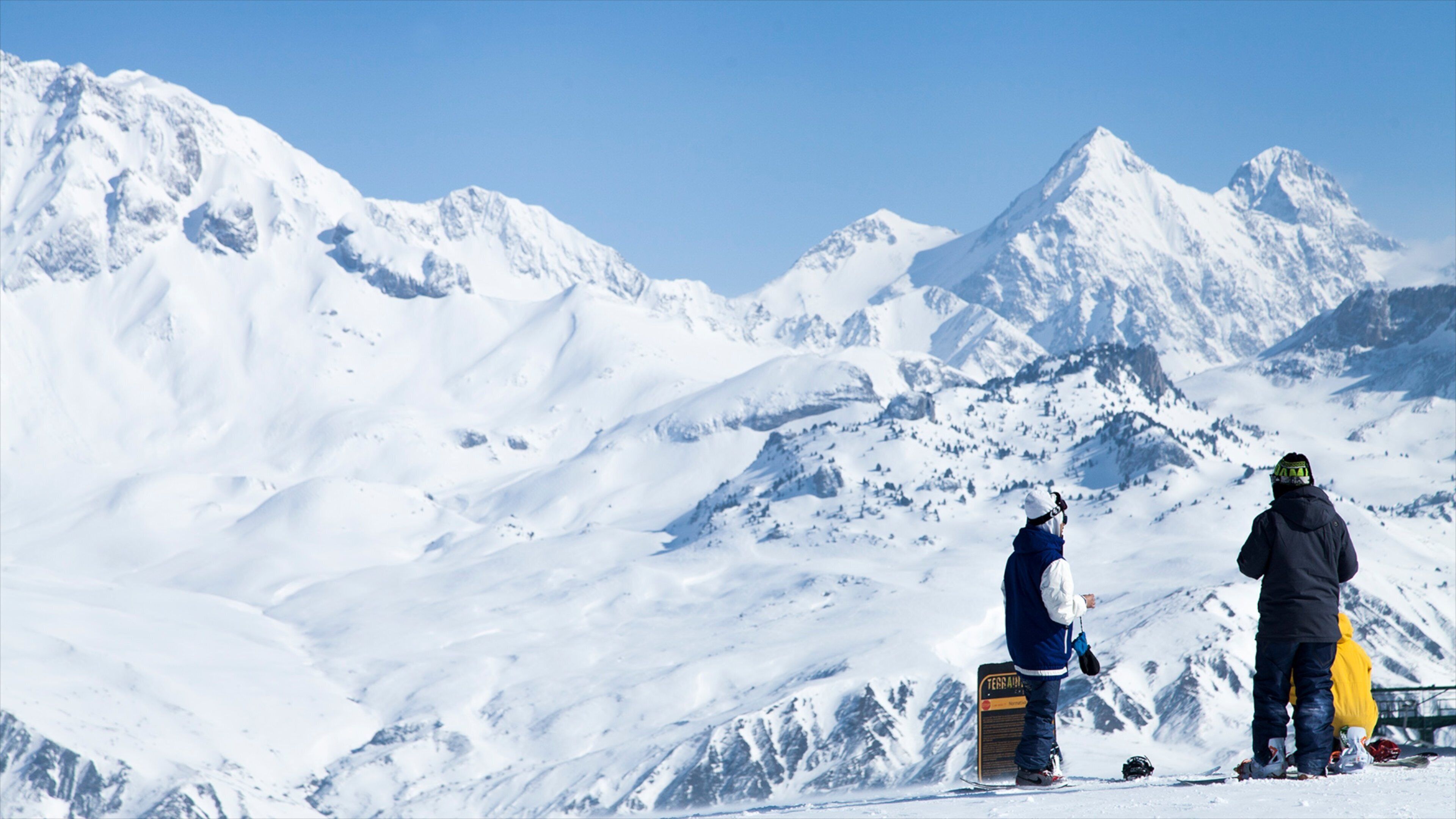 福米加爾滑雪勝地 设有 雪 和 山岳 以及 小群人