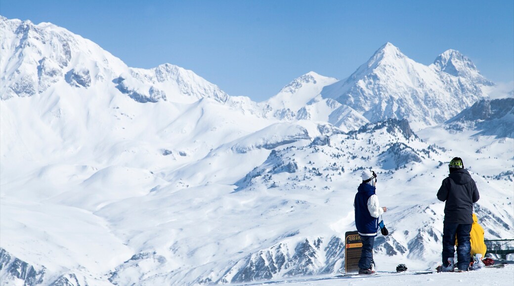 福米加爾滑雪勝地 设有 雪 和 山岳 以及 小群人