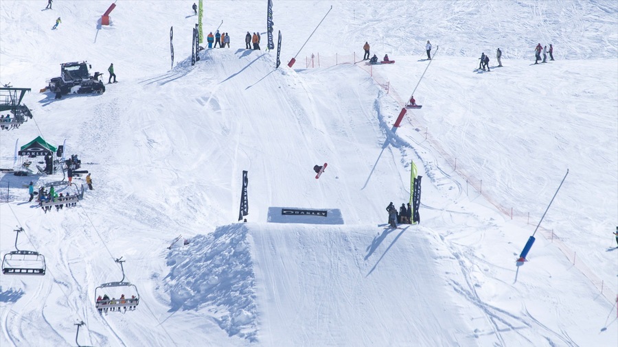 Formigal Ski Resort which includes snowboarding, snow and a gondola