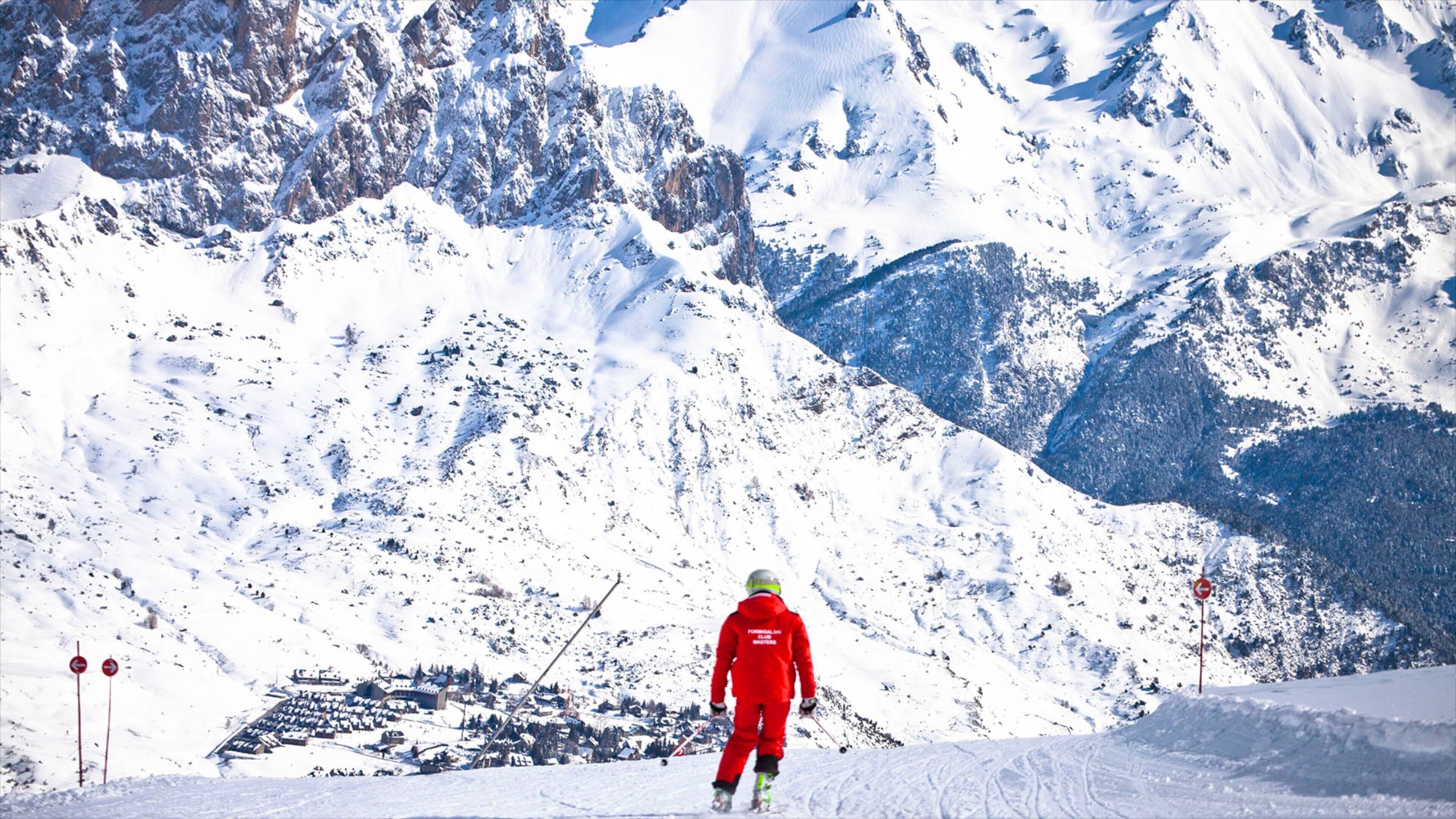 Estación de esquí de Formigal ofreciendo esquiar en la nieve, nieve y montañas