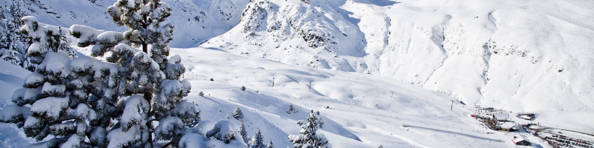 Formigal Ski Resort mostrando montanhas e neve