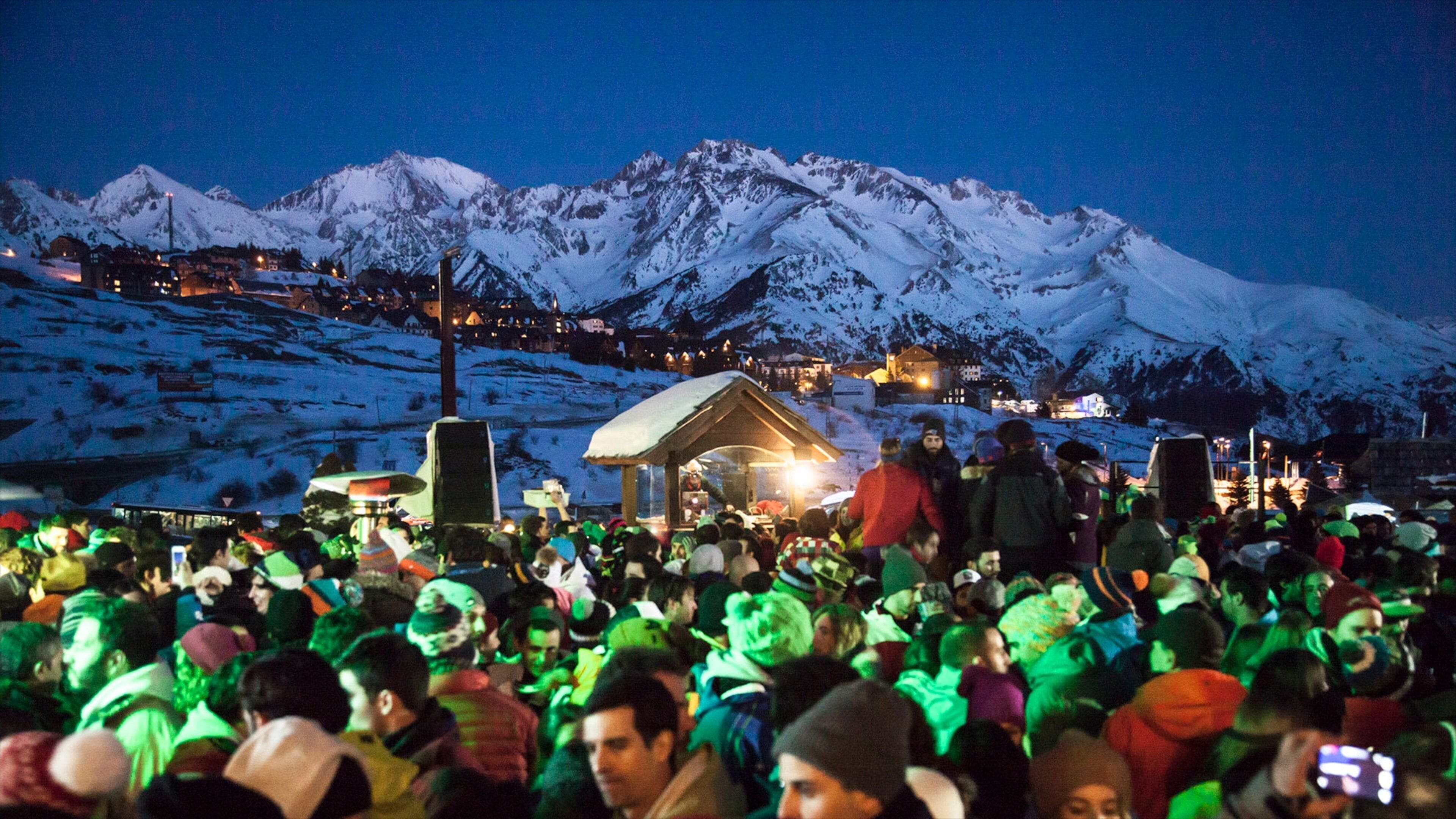 Estación de esquí de Formigal que incluye escenas nocturnas, vida nocturna y un pueblo