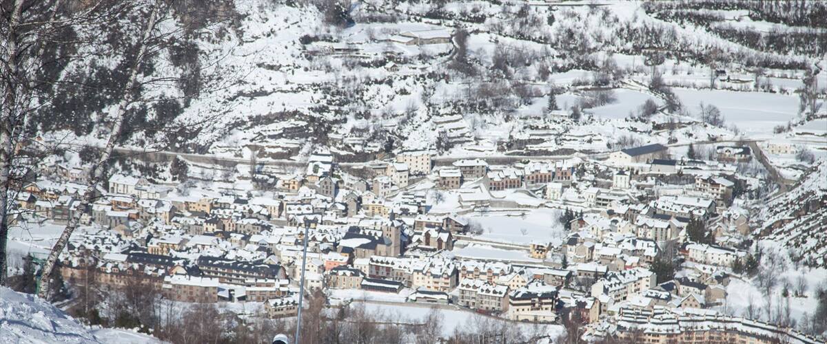 Skigebied Panticosa bevat sneeuw, een klein stadje of dorpje en skiën