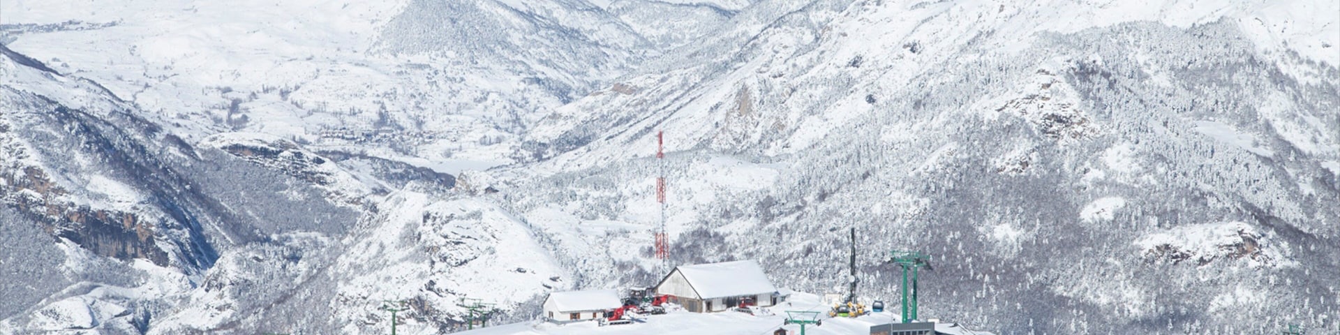 Panticosa Ski Resort que inclui neve, um hotel de luxo ou resort e montanhas