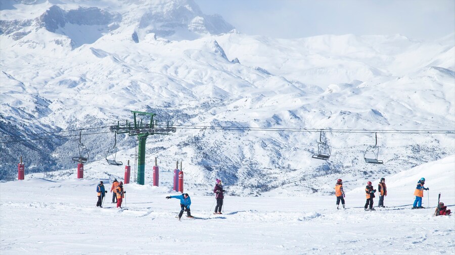 Aramon Panticosa Ski Resort showing snow, snow skiing and mountains