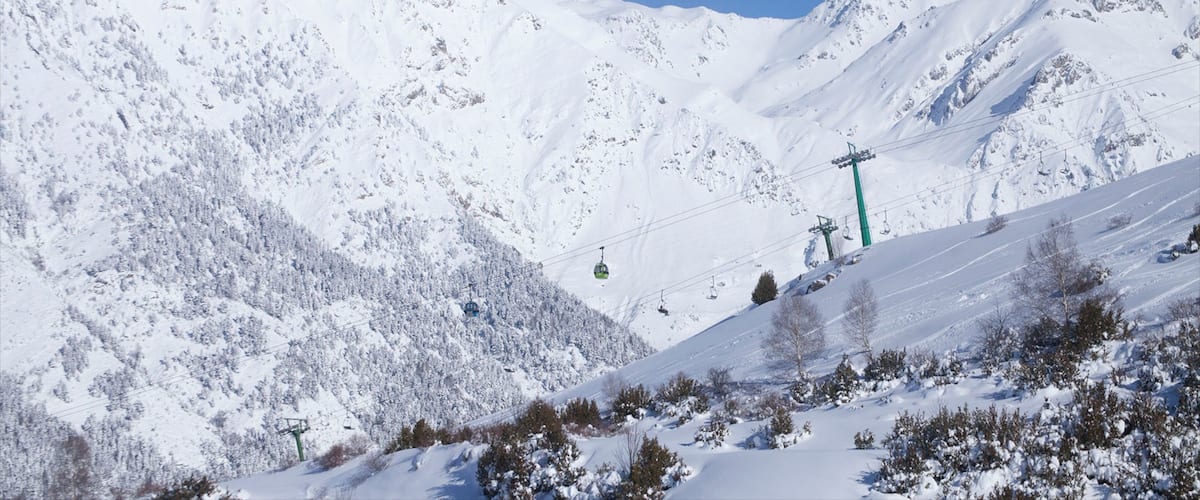 Panticosan talviurheilukeskus johon kuuluu vuoret, lunta ja gondoli