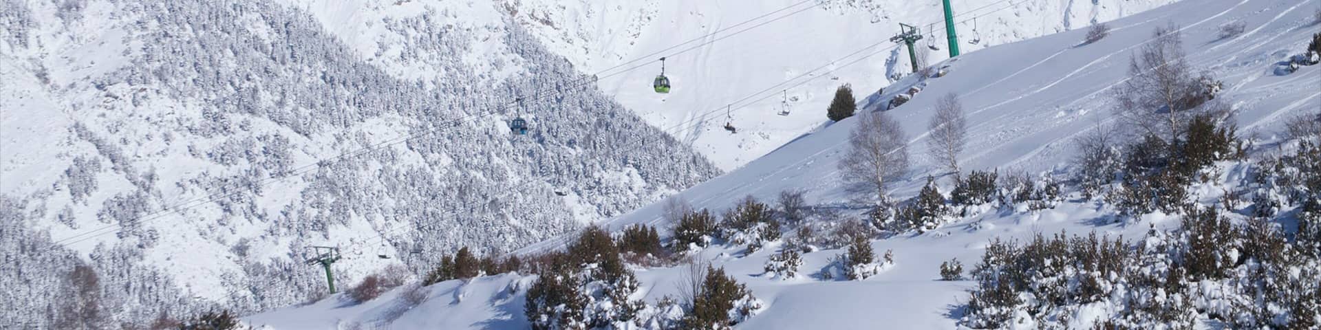Panticosa Ski Resort mit einem Berge, Gondel und Schnee