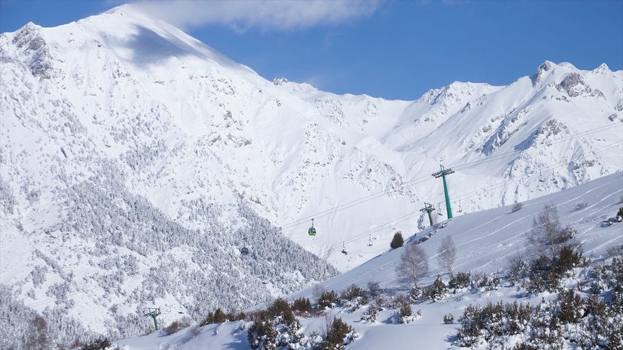 Estación de esquí de Panticosa que incluye nieve, una góndola y montañas