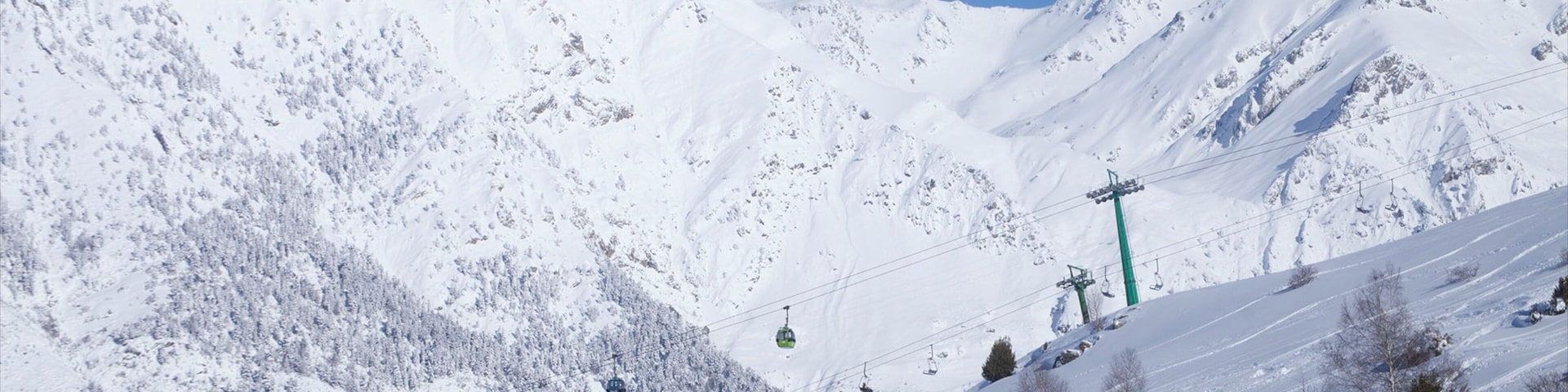 Estación de esquí de Panticosa mostrando una góndola, montañas y nieve