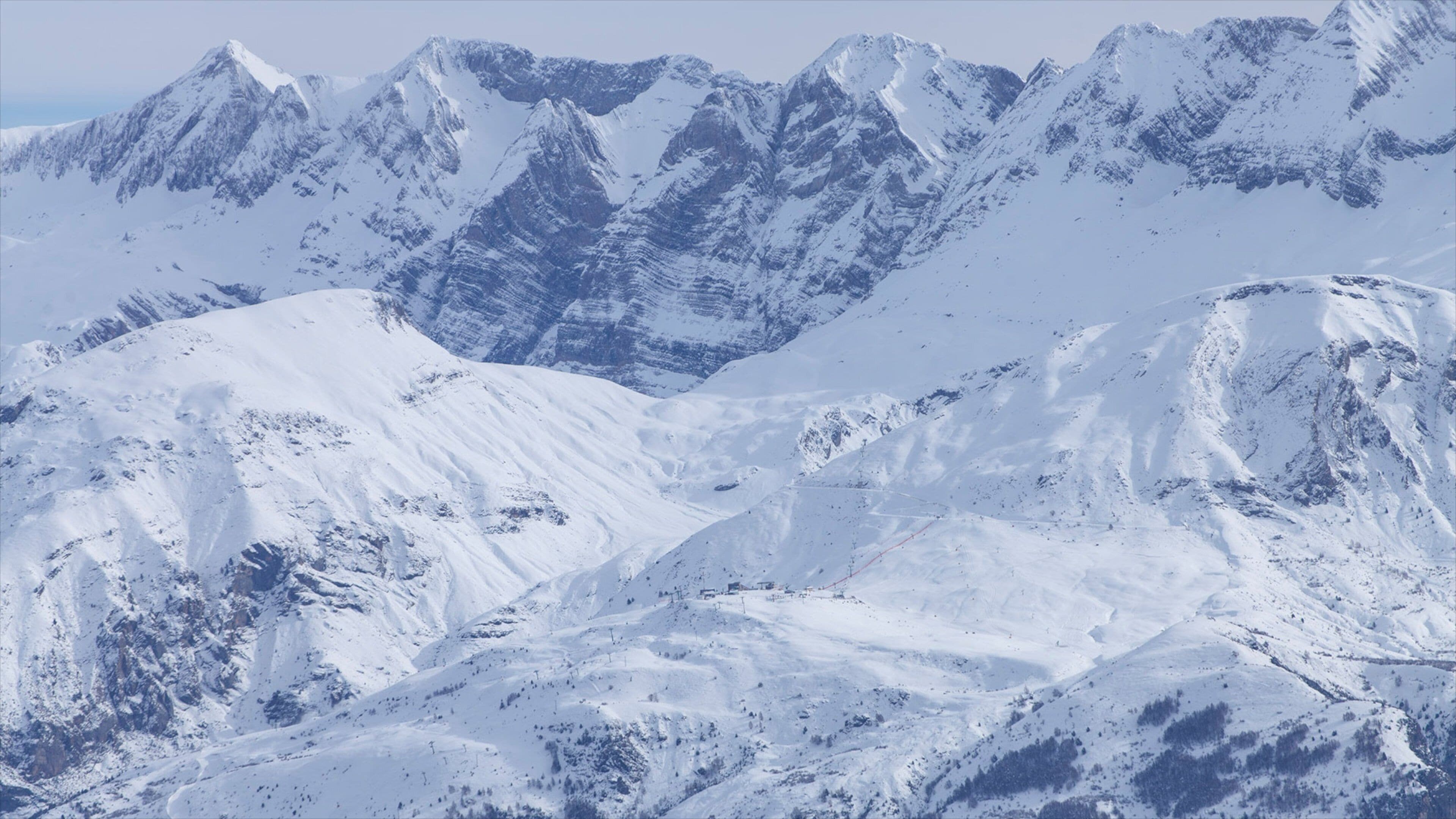 Estación de esquí de Panticosa ofreciendo montañas, nieve y vistas panorámicas