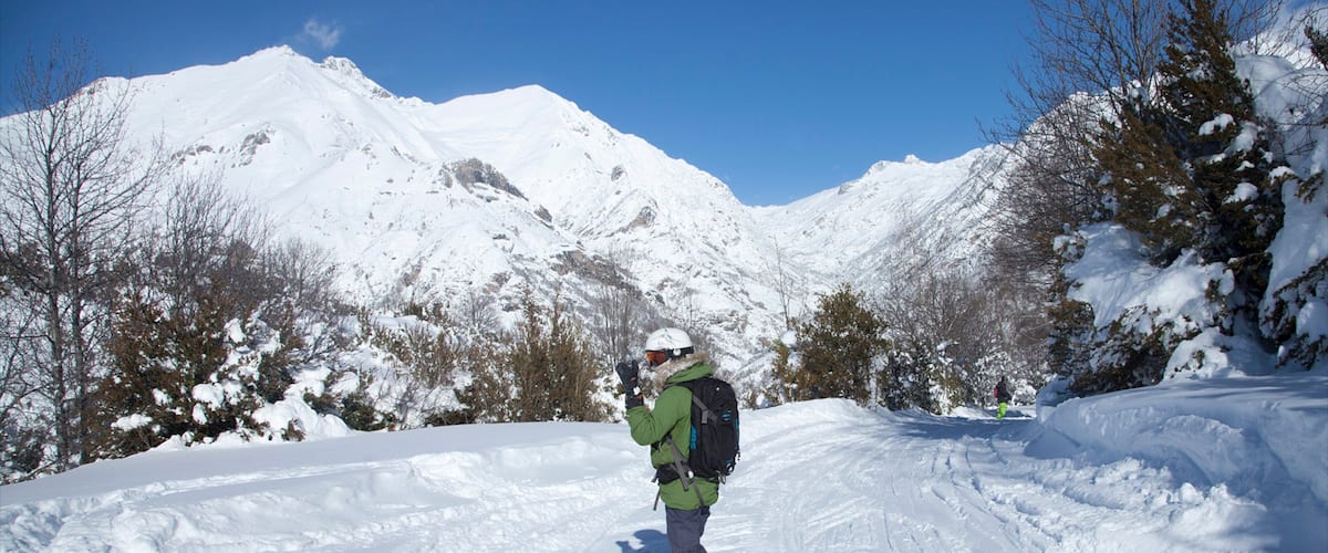 Estación de esquí de Panticosa mostrando montañas, snowboard y nieve