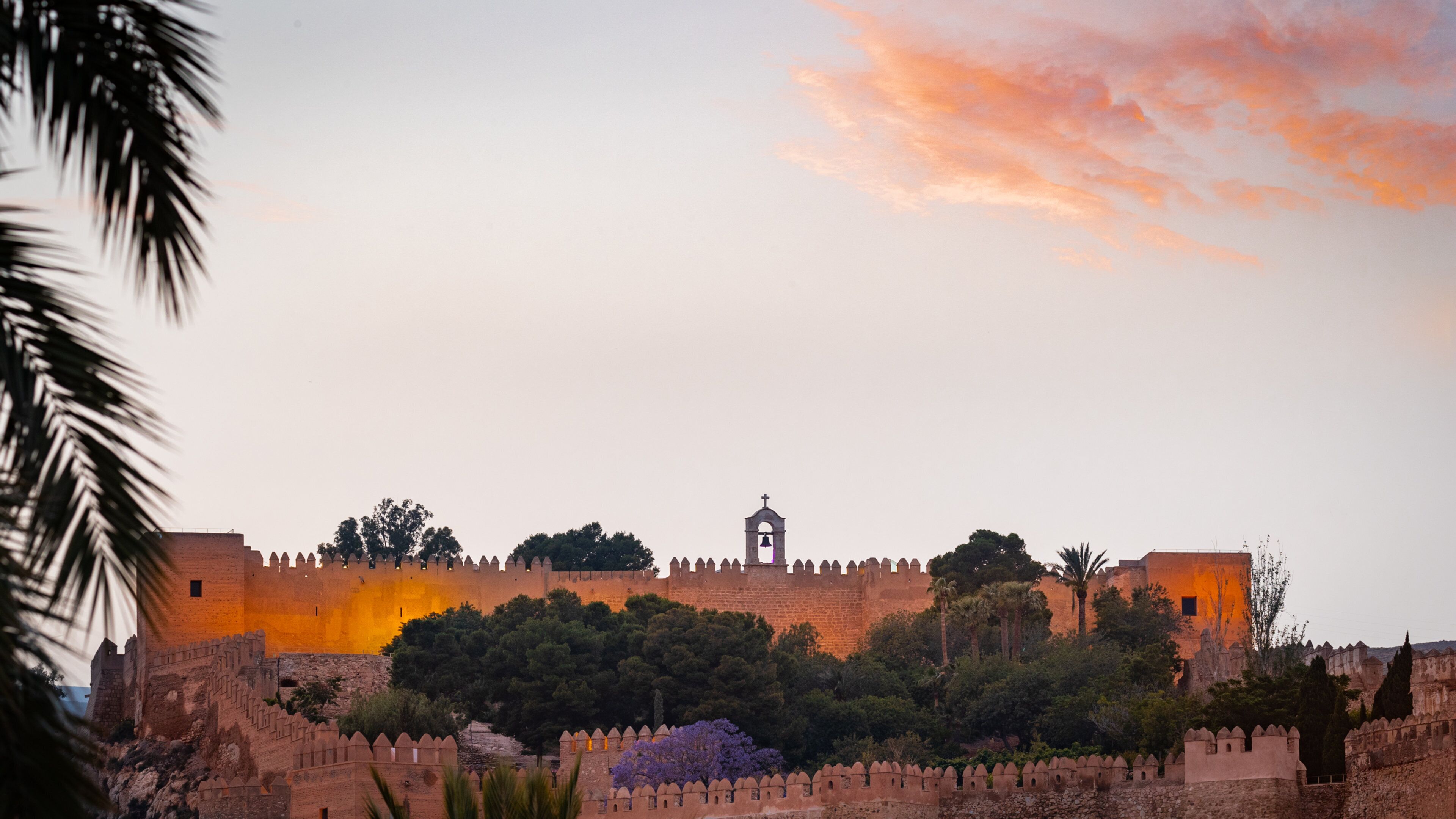 Alcazaba showing a sunset, heritage elements and chateau or palace