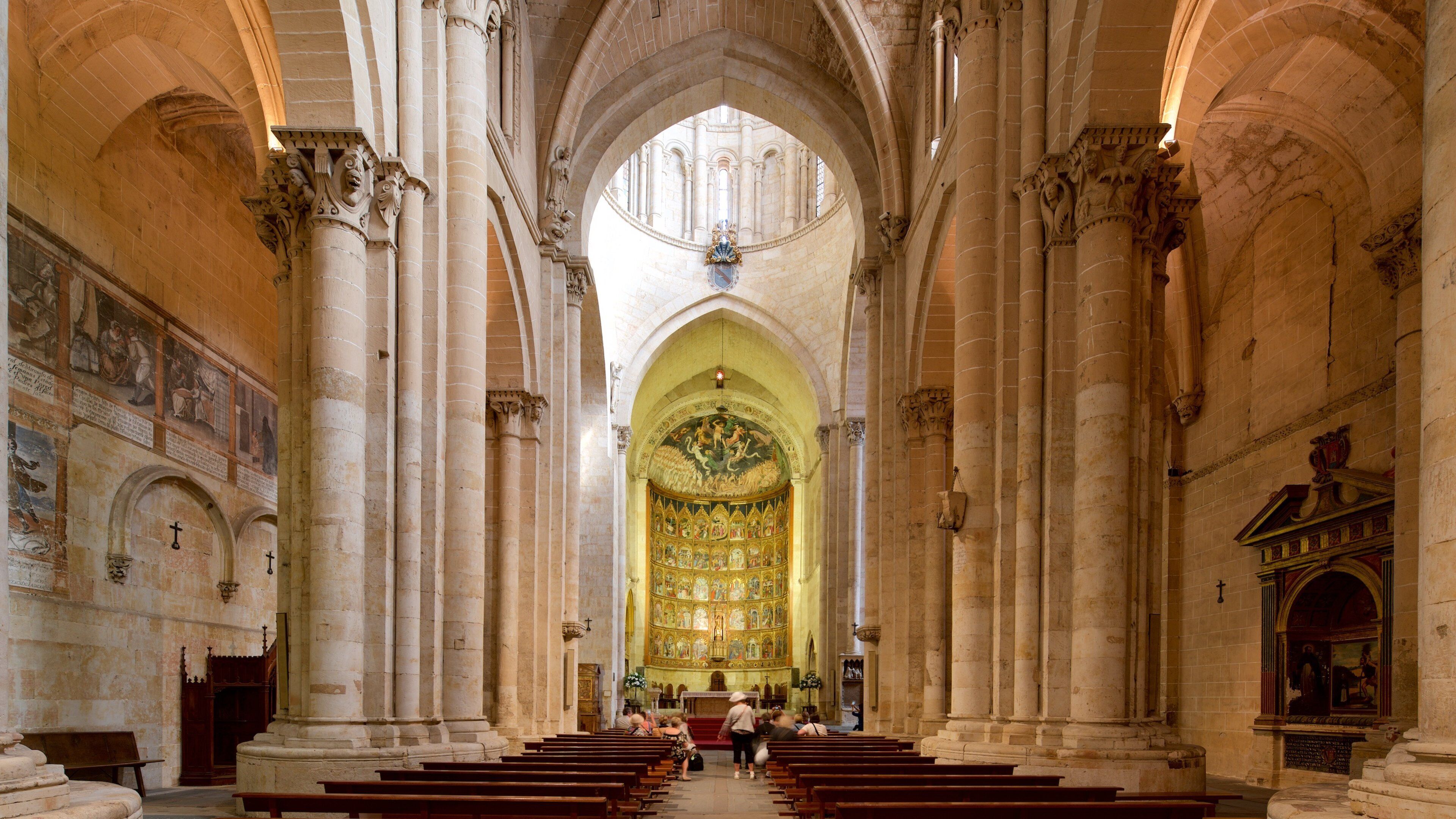 Old Cathedral of Salamanca showing heritage elements, interior views and a church or cathedral