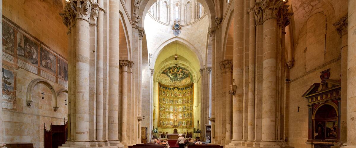 Old Cathedral of Salamanca showing heritage elements, interior views and a church or cathedral