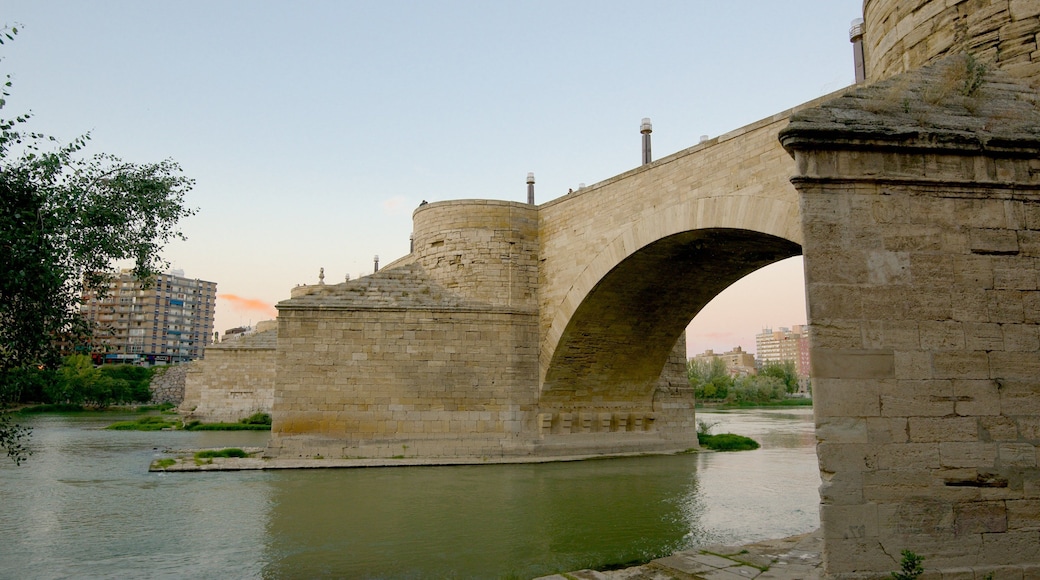 石橋 呈现出 橋梁, 城市 和 河流或小溪