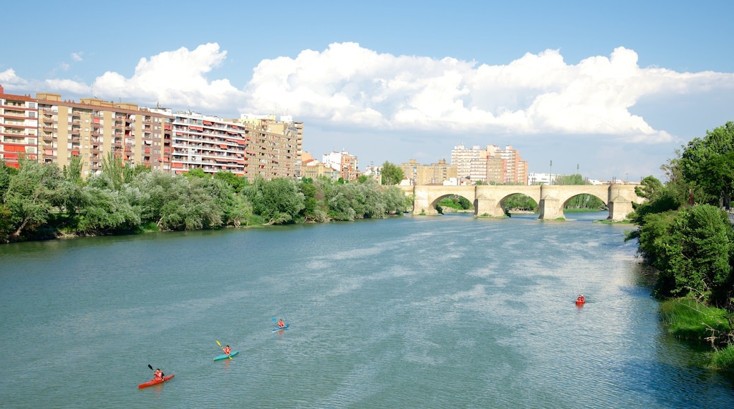 石橋 设有 城市, 河流或小溪 和 風景圖