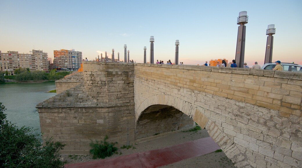 สะพาน Piedra ซึ่งรวมถึง สะพาน, แม่น้ำหรือลำธาร และ เมือง