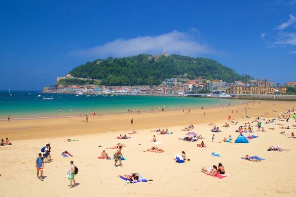 Plage de la Concha qui includes plage de sable, vues littorales et ville cĂŽtiĂšre