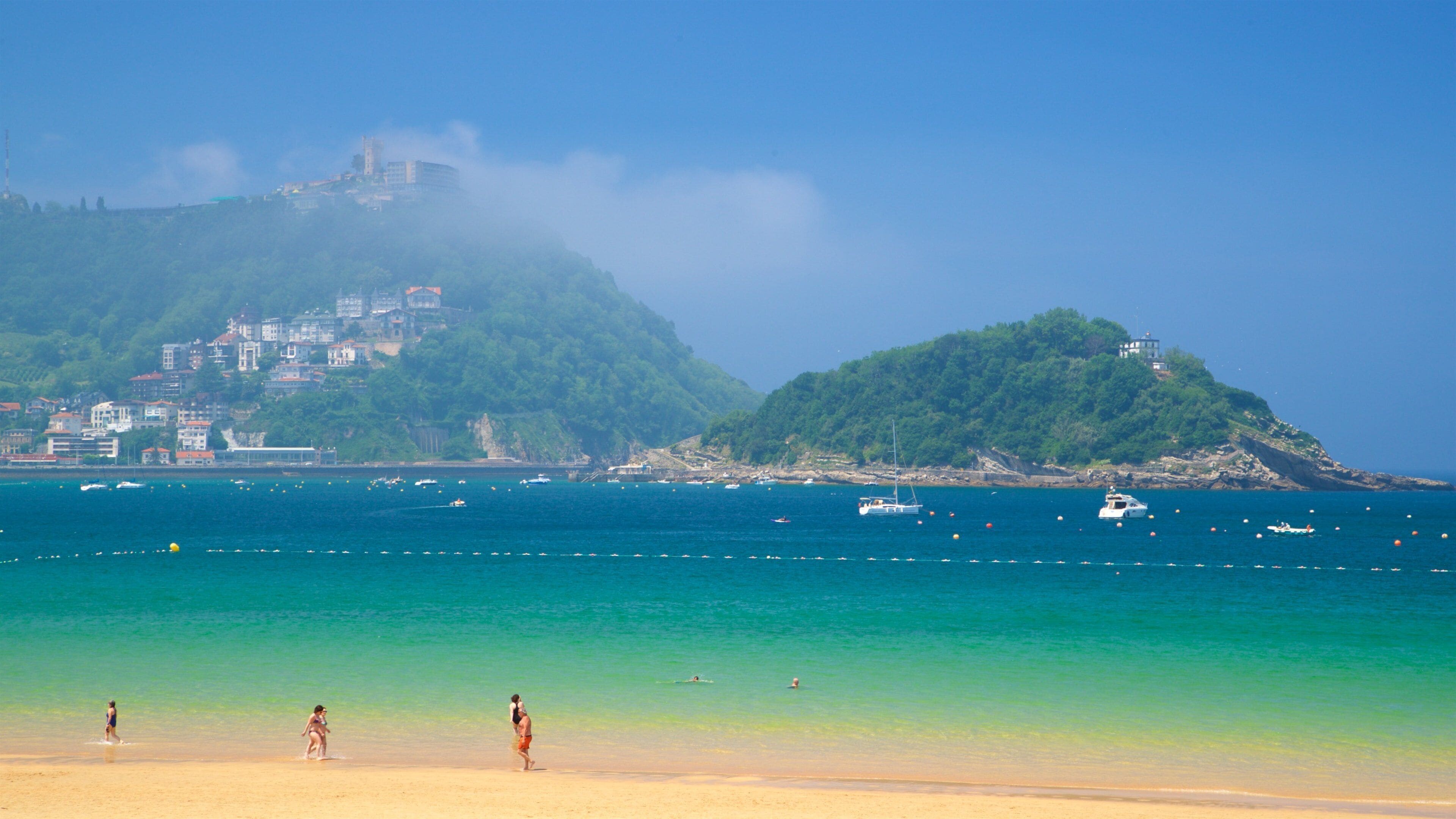 Strand von Concha mit einem Küstenort, Bucht oder Hafen und Strand