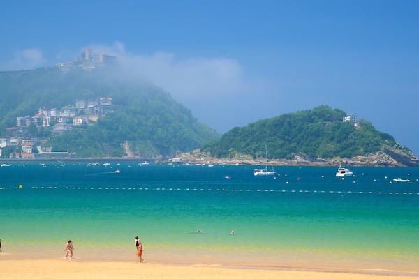 Praia da Concha mostrando uma baía ou porto, uma cidade litorânea e paisagens litorâneas
