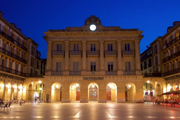 Plaza de La Constitucion som visar nattliv, ett torg och historiska element