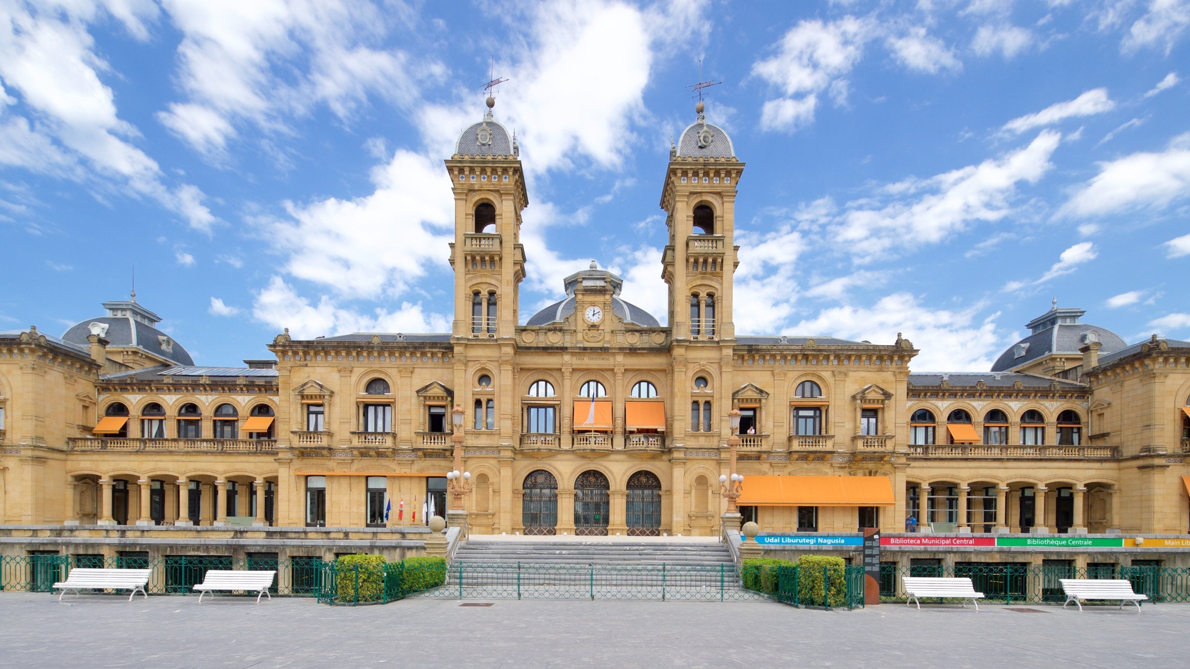 Un bâtiment historique doté de deux tours, d’un dôme central et d’une grande entrée.