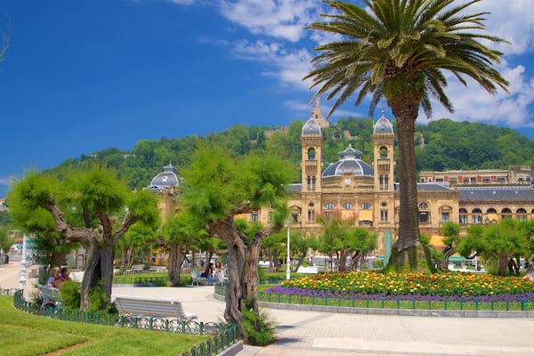 San Sebastian City Hall which includes heritage architecture, flowers and a garden