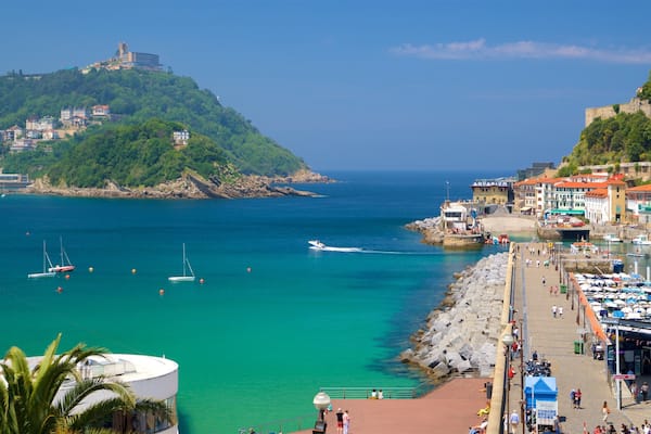 HÎtel de ville de Saint-Sébastien qui includes vues littorales et ville cÎtiÚre