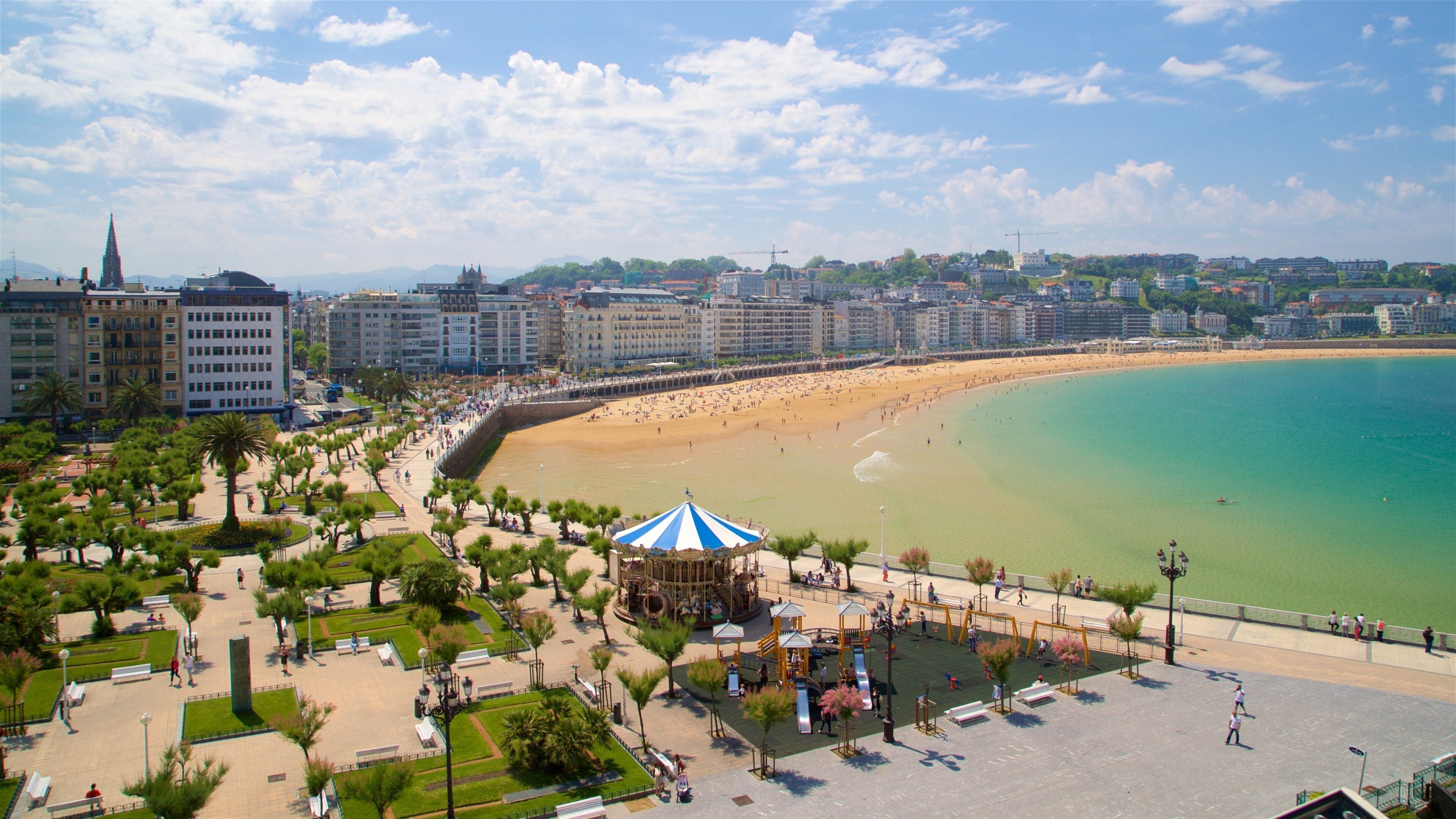 Municipio di San Sebastián mostrando città, spiaggia sabbiosa e località costiera