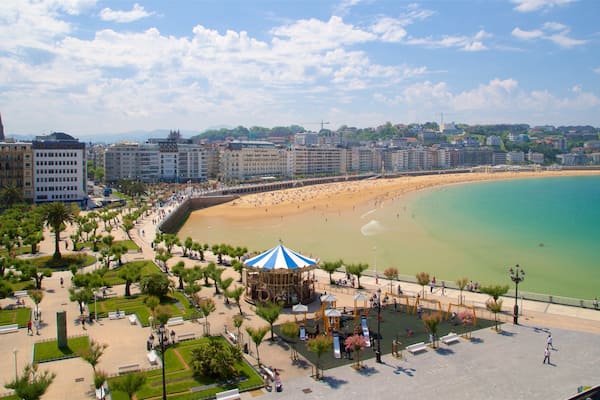 HÎtel de ville de Saint-Sébastien qui includes ville cÎtiÚre, plage et jardin