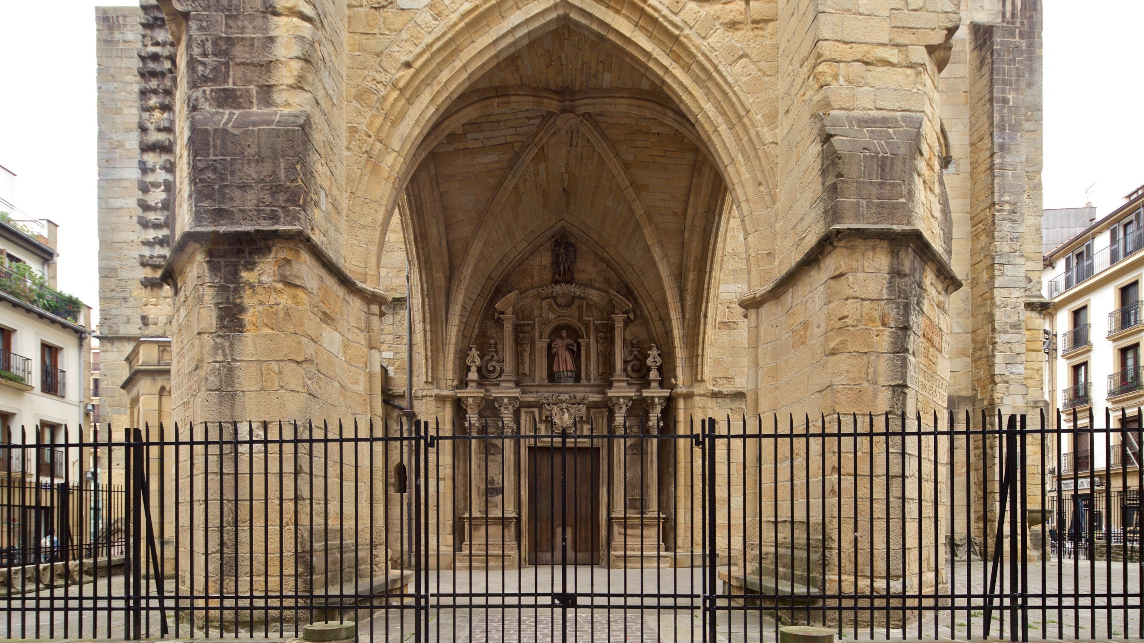 Iglesia de San Vicente que incluye arquitectura patrimonial