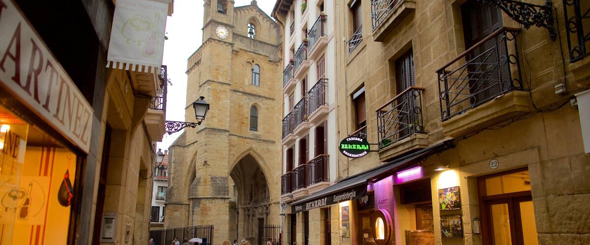 Iglesia de San Vicente que incluye escenas urbanas y elementos del patrimonio y también un pequeño grupo de personas