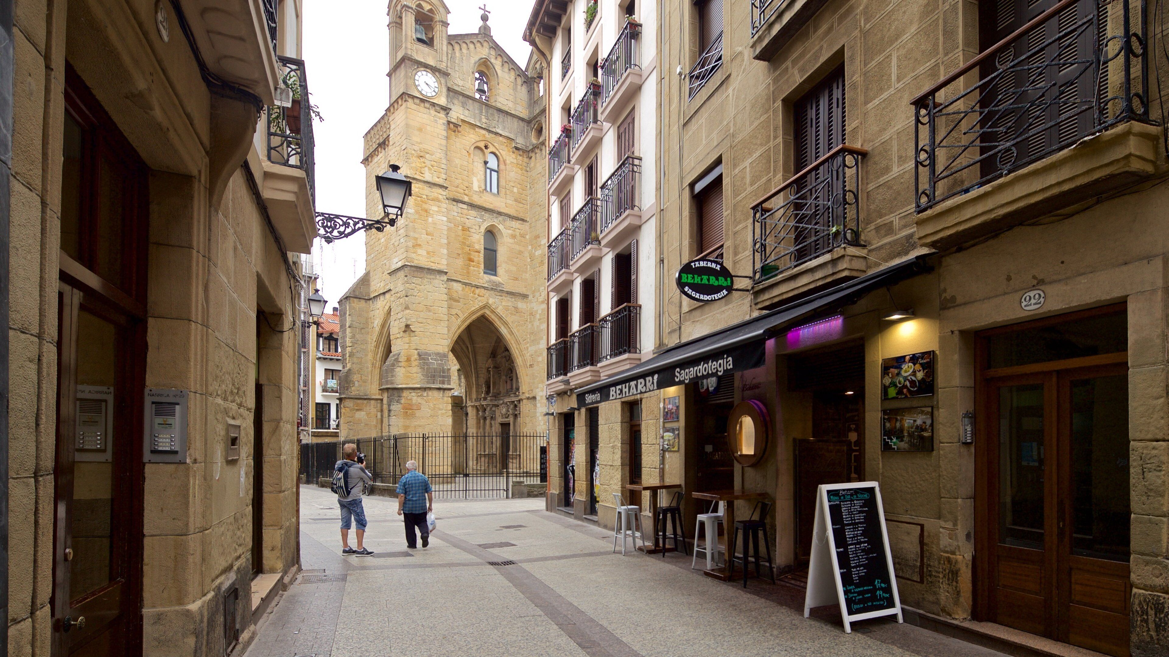 Igreja San Vicente caracterizando cenas de rua e elementos de patrimônio assim como um casal