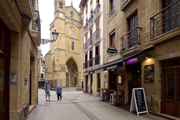 San Vicente Church showing heritage elements and street scenes as well as a couple