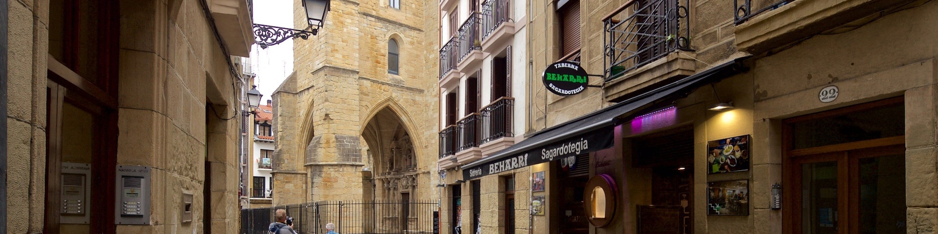 Igreja San Vicente caracterizando cenas de rua e elementos de patrimônio assim como um casal