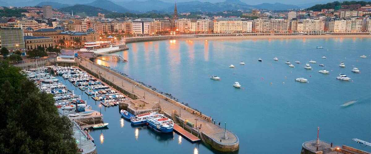 Monte Urgull welches beinhaltet Küstenort, Landschaften und Bucht oder Hafen