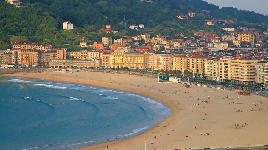 Monte Urgull mostrando vistas generales de la costa, una ciudad costera y una playa