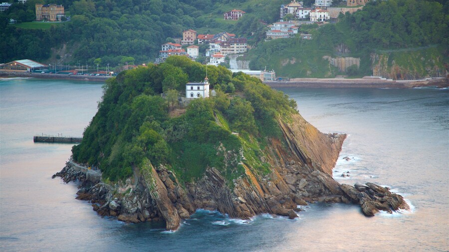 Monte Urgull featuring island views, a coastal town and general coastal views