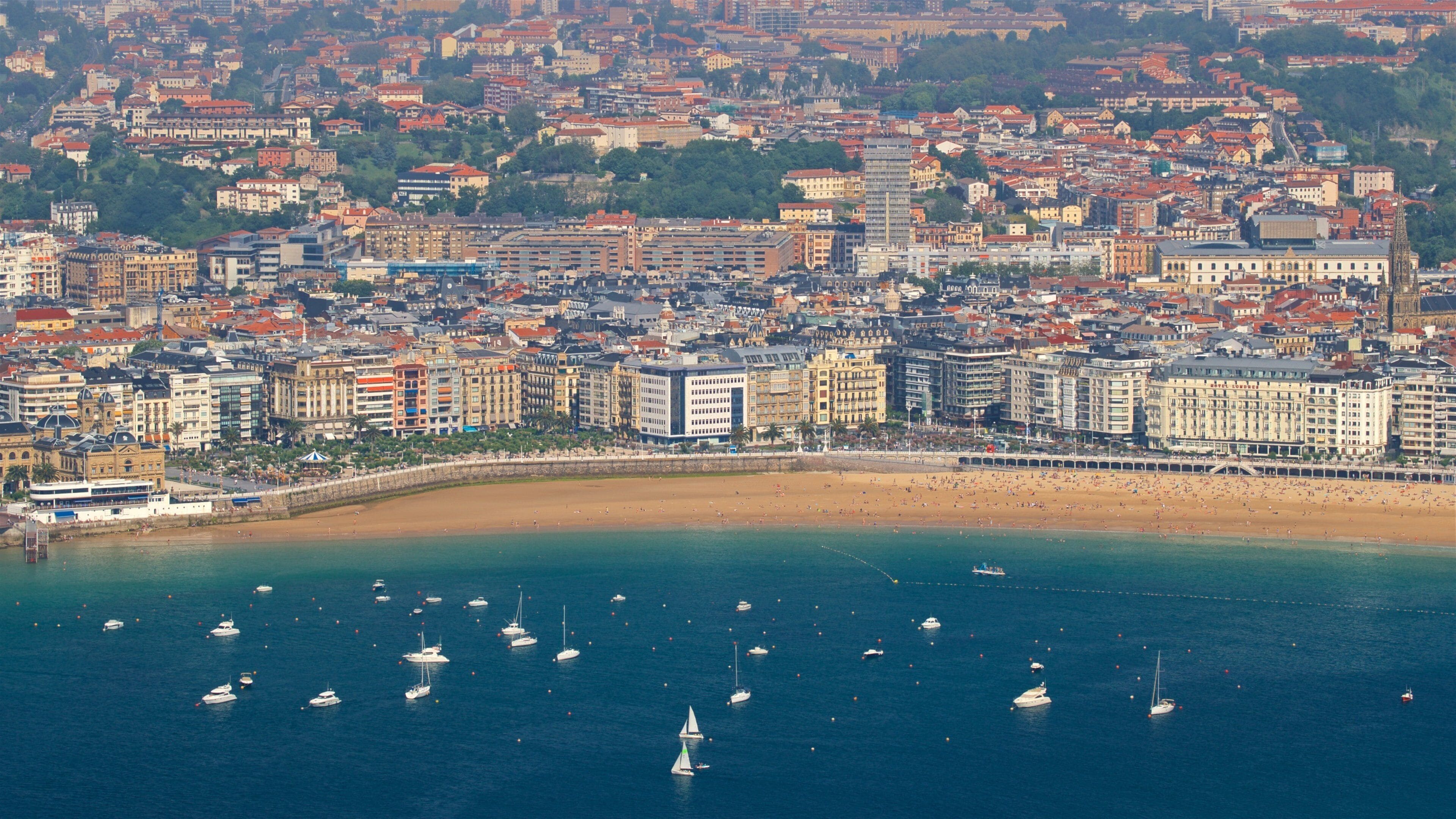 Monte Igueldo fasiliteter samt kystby, strand og by