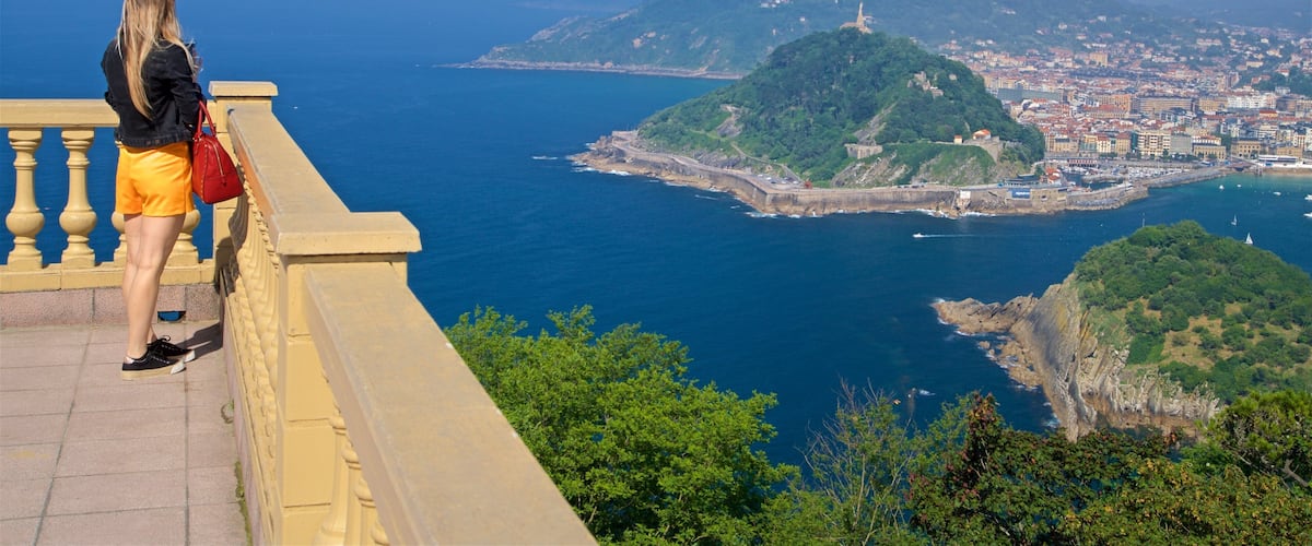 ภูเขา Monte Igueldo ซึ่งรวมถึง เมืองชายฝั่ง, วิวทิวทัศน์ และ ชายฝั่งทะเล